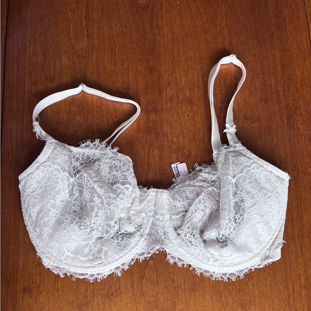 Barely Worn Victoria's Secret Lace Underwire Bra - white